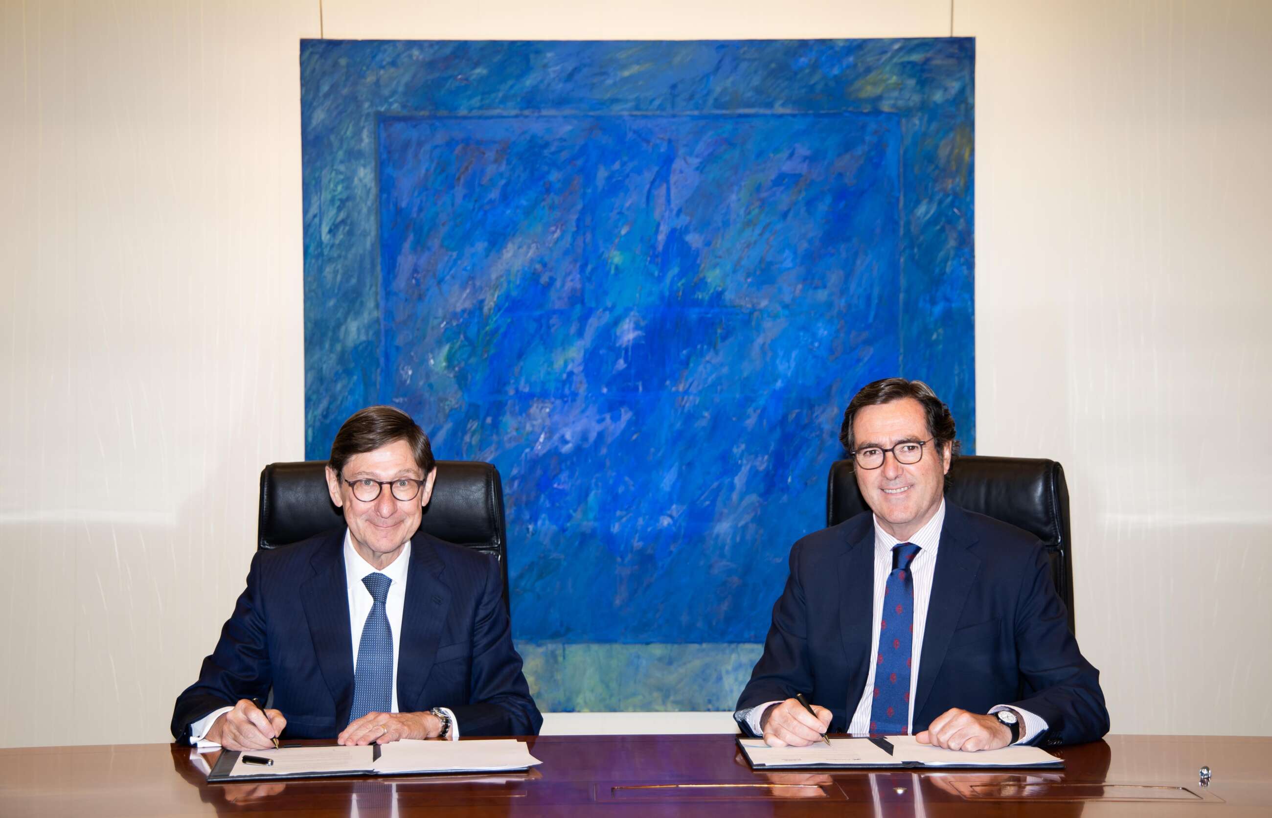 El presidente de CaixaBank, José Ignacio Goirigolzarri, y el presidente de la CEOE, Antonio Garamendi. Foto: Caixabank.