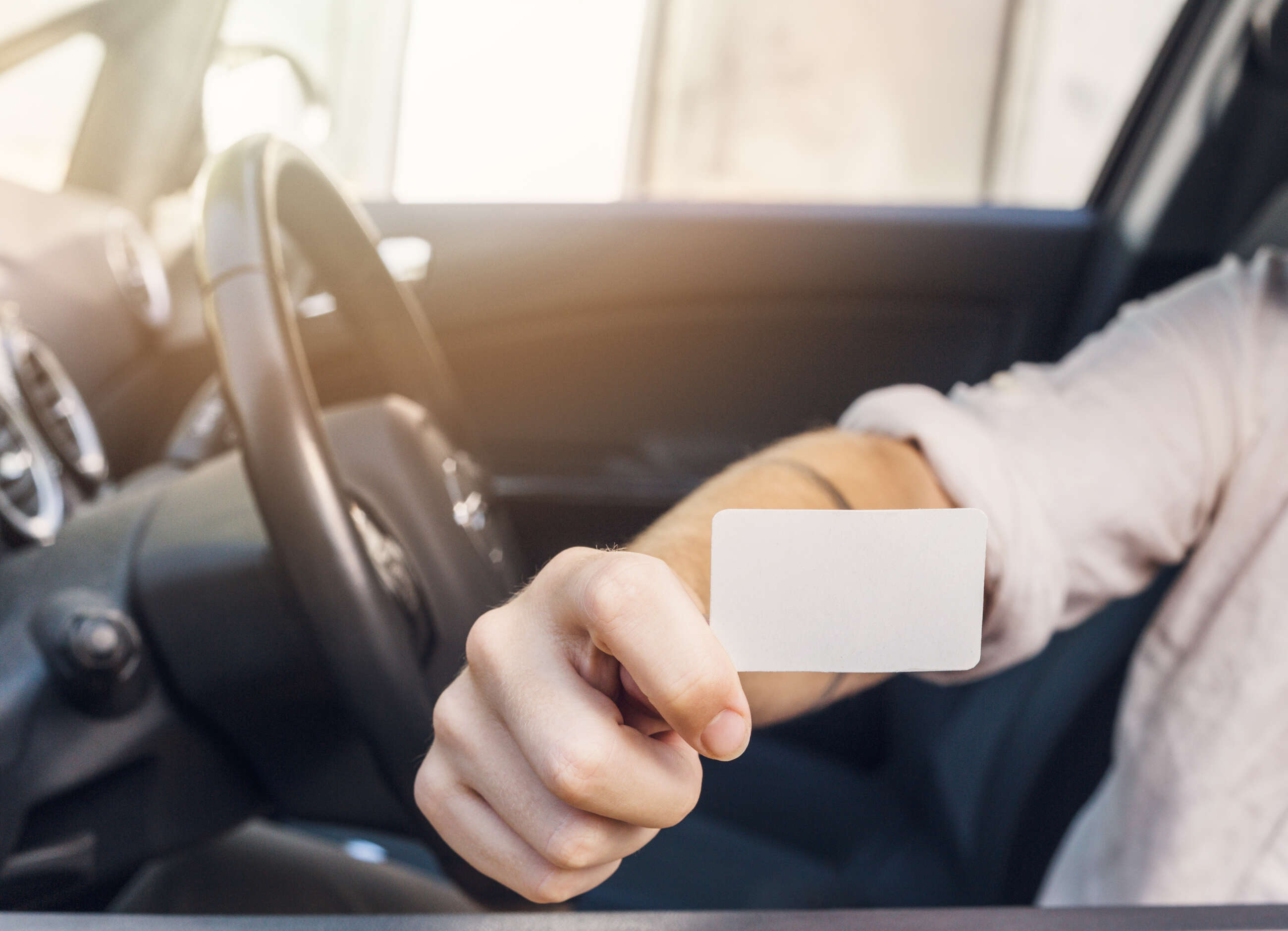 Una persona enseña su carnet de conducir.