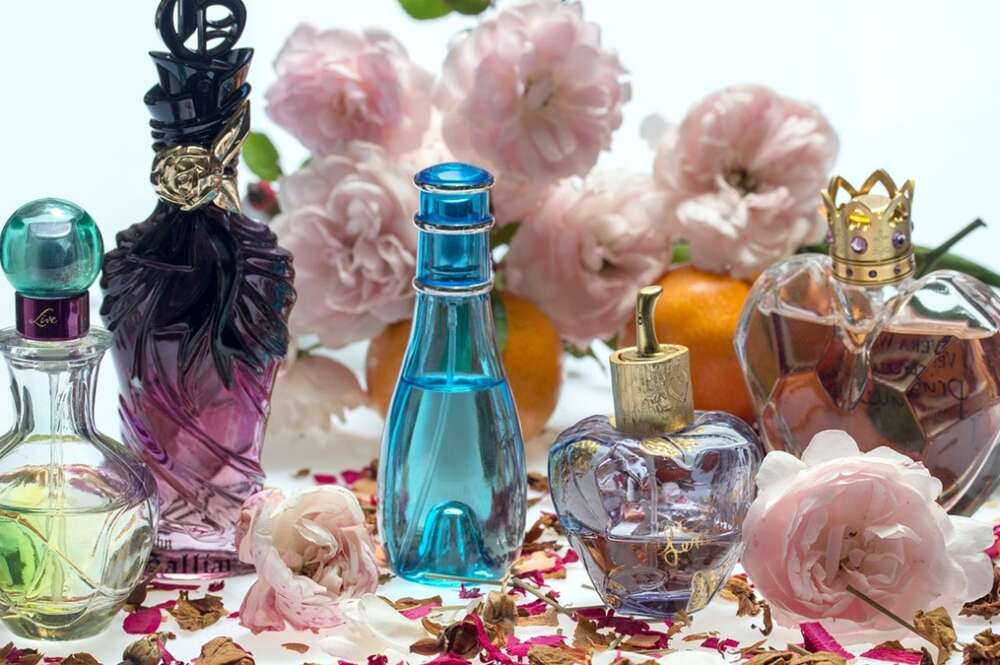 Un conjunto de perfumes variados