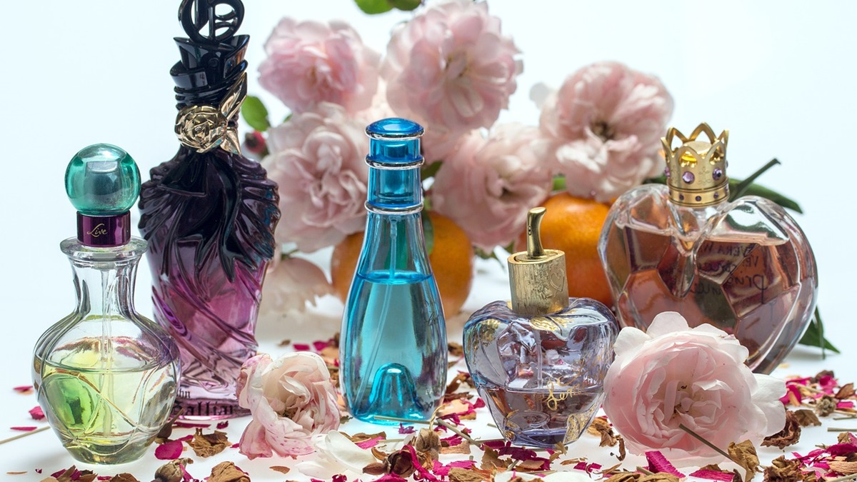 Un conjunto de perfumes variados