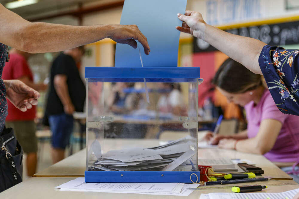 GRAFCVA1094. VALÈNCIA, 09/06/2024.- Una mujer deposita su voto en un colegio electoral del barrio de la Malvarrosa de Valéncia. Un total de 3,8 millones de personas están llamadas a participar en las elecciones europeas de este domingo en la Comunitat Valenciana, cuyos votos contribuirán a la elección de los 61 representantes que tendrá España en el Parlamento Europeo la próxima legislatura. EFE/Manuel Bruque