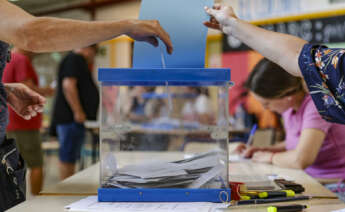 GRAFCVA1094. VALÈNCIA, 09/06/2024.- Una mujer deposita su voto en un colegio electoral del barrio de la Malvarrosa de Valéncia. Un total de 3,8 millones de personas están llamadas a participar en las elecciones europeas de este domingo en la Comunitat Valenciana, cuyos votos contribuirán a la elección de los 61 representantes que tendrá España en el Parlamento Europeo la próxima legislatura. EFE/Manuel Bruque