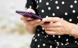 Una persona envía un mensaje SMS con su móvil. Estafa. Foto: Freepik.