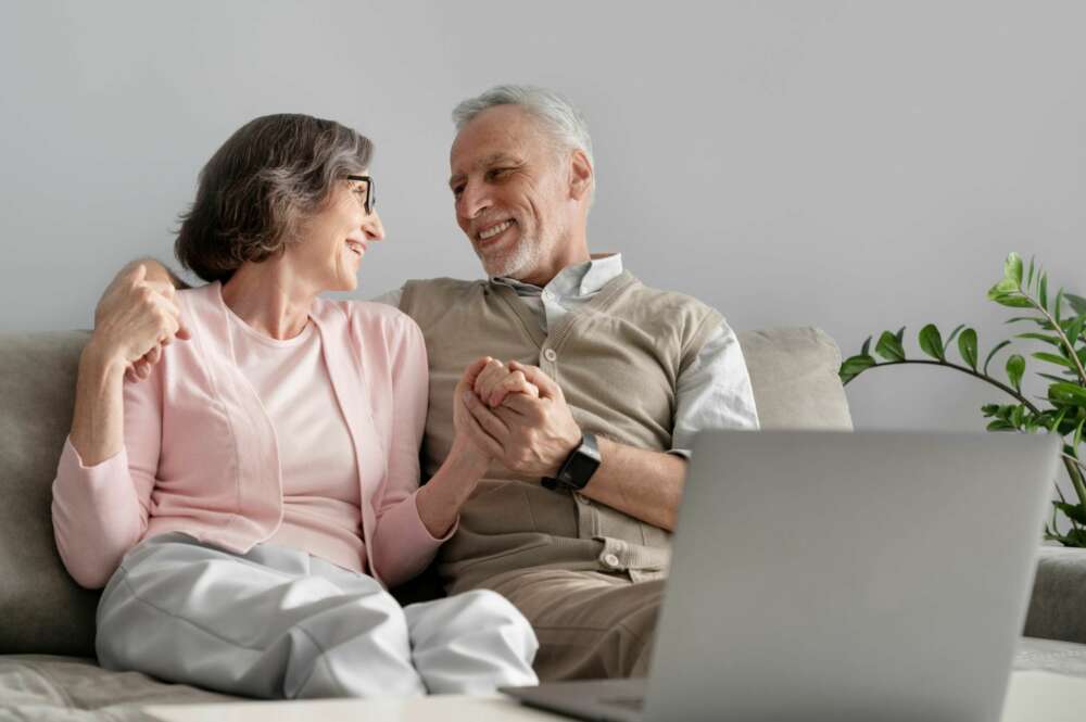 Dos jubilados realizan un trámite con el ordenador. jubilación. Foto: Freepik.