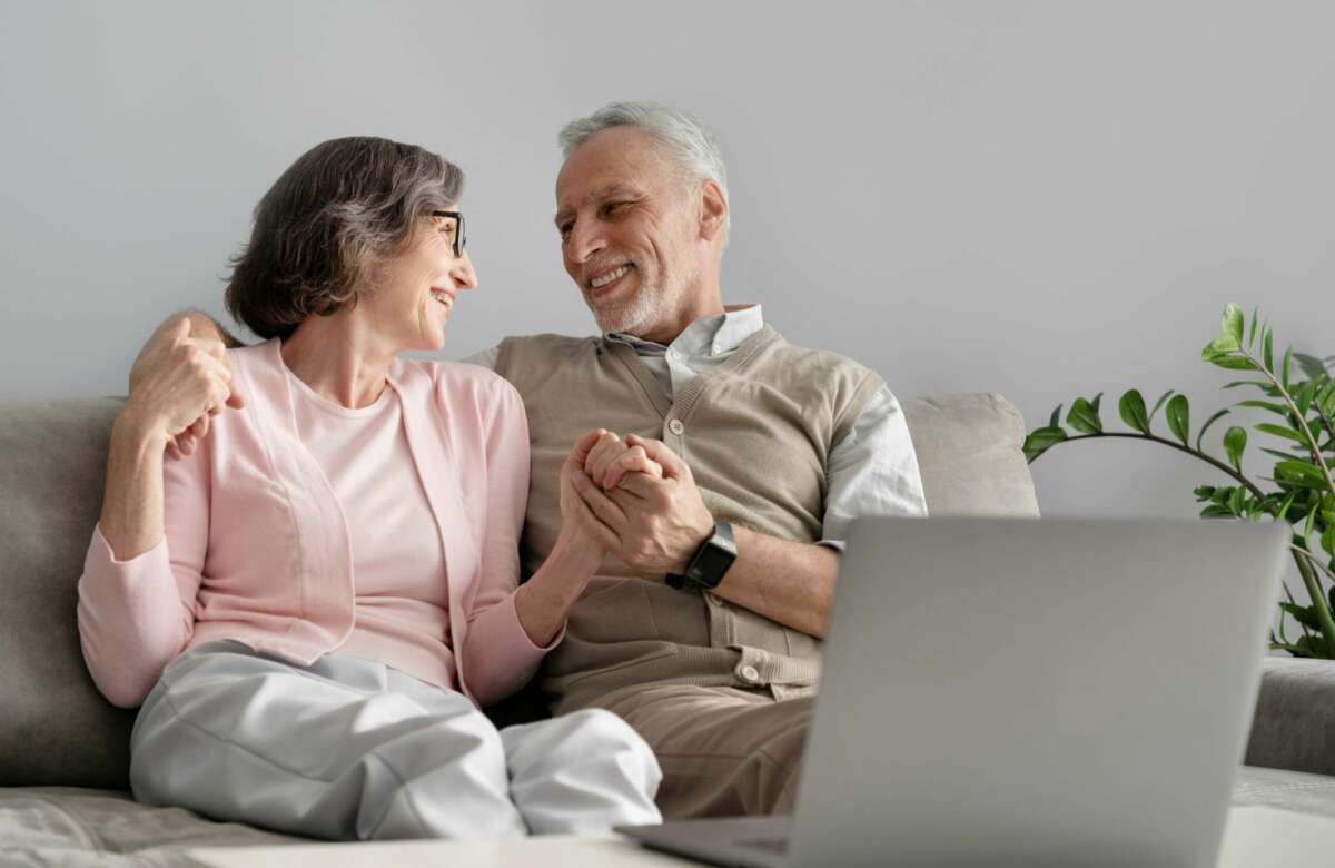 Dos jubilados realizan un trámite con el ordenador. jubilación. Foto: Freepik.