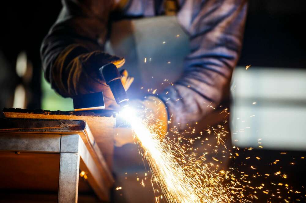 Un trabajador trabaja en un taller. Producción industrial. Foto: Freepik.