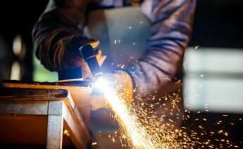 Un trabajador trabaja en un taller. Producción industrial. Foto: Freepik.