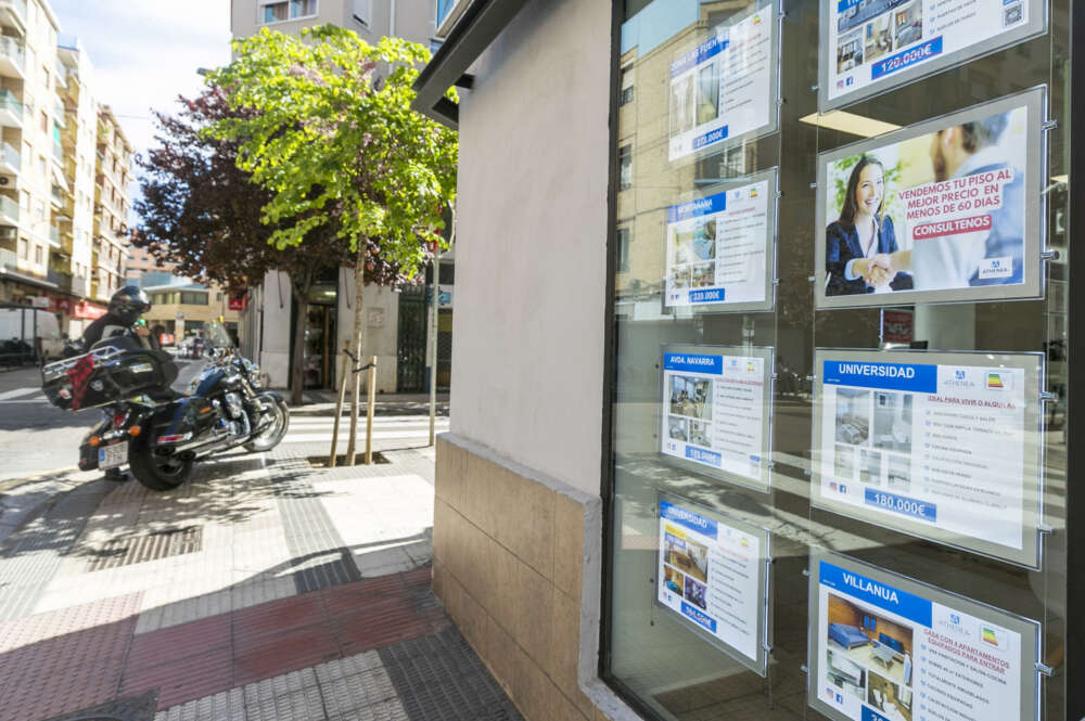 ZARAGOZA. 11/04/2024.- Anuncios en una inmobiliaria de Zaragoza. La compraventa de vivienda creció un 21 % en febrero en Aragón respecto al mismo mes del año pasado, las hipotecas un 27 % y el precio un 16 %, índices superiores a la media nacional en los tres casos, según los datos publicados este viernes por el Consejo General del Notariado. EFE/Javier Cebollada