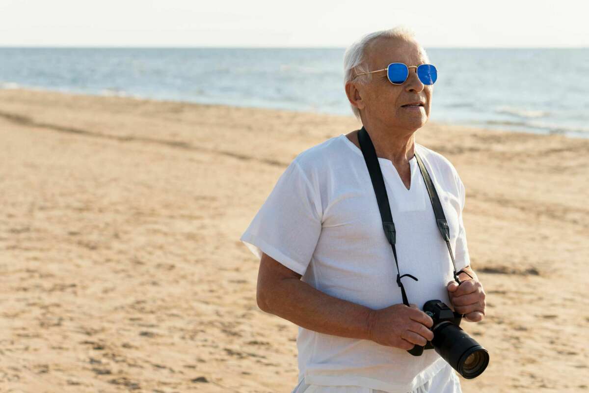 Un hombre visita una playa. Imserso. Foto: Freepik.