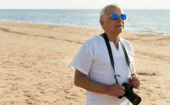 Un hombre visita una playa. Imserso. Foto: Freepik.