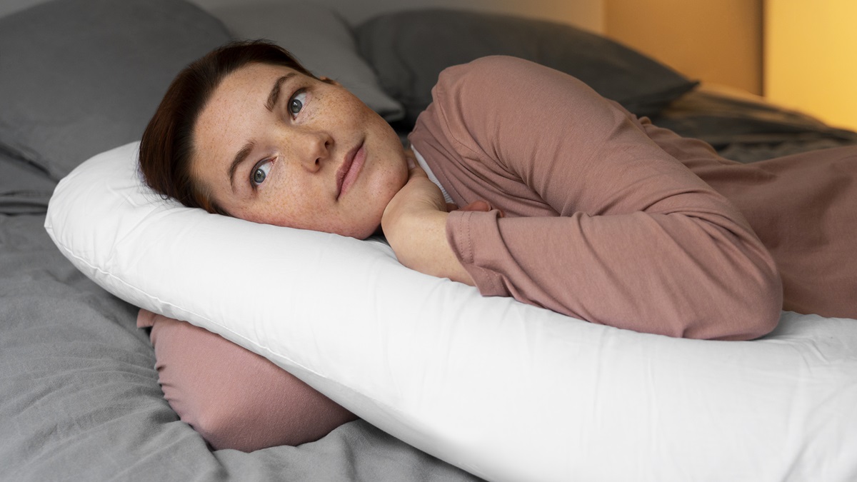 Una mujer abrazada a su almohada