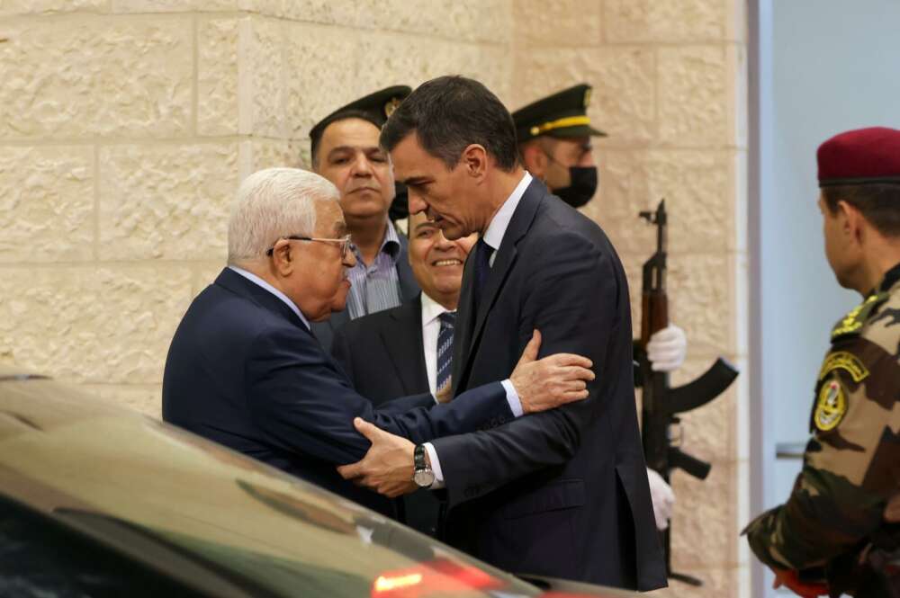 El presidente de Palestina, Mahmoud Abbas, y el presidente del Gobierno, Pedro Sánchez. EFE/EPA/ALAA BADARNEH / POOL
