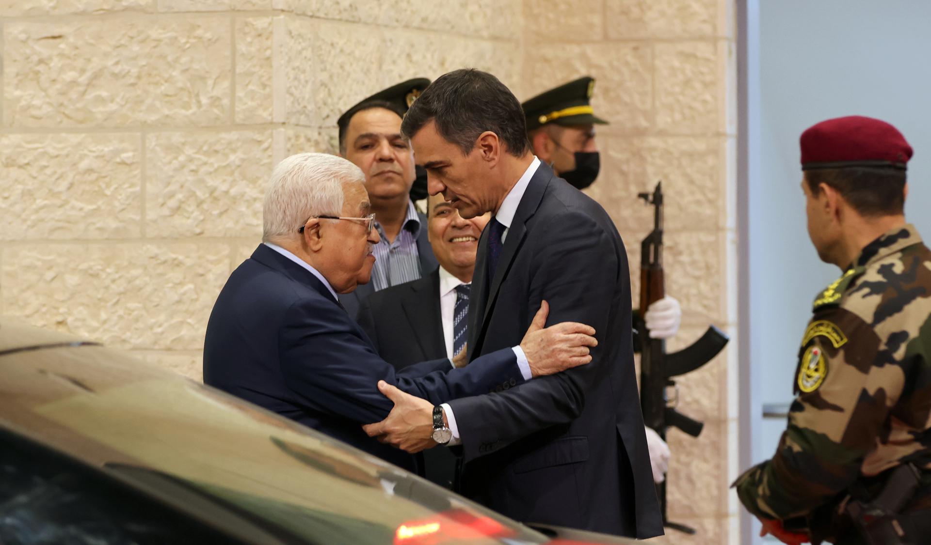 El presidente de Palestina, Mahmoud Abbas, y el presidente del Gobierno, Pedro Sánchez. EFE/EPA/ALAA BADARNEH / POOL