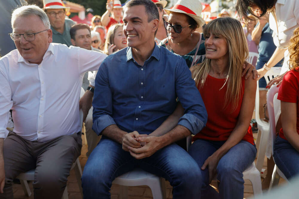 BENALMÁDENA (MÁLAGA), 05/06/2024.- El secretario general del PSOE y presidente del Gobierno, Pedro Sánchez (c), junto a su mujer, Begoña Gómez (d), durante un acto electoral de los socialistas en Benalmádena (Málaga), este miércoles. El secretario general del PSOE y presidente del Gobierno, Pedro Sánchez, interviene en un acto electoral junto a la candidata del partido, vicepresidenta tercera y ministra para la Transición Ecológica y el Reto Demográfico, Teresa Ribera, y el líder de la formación en Andalucía, Juan Espadas. EFE/ Jorge Zapata