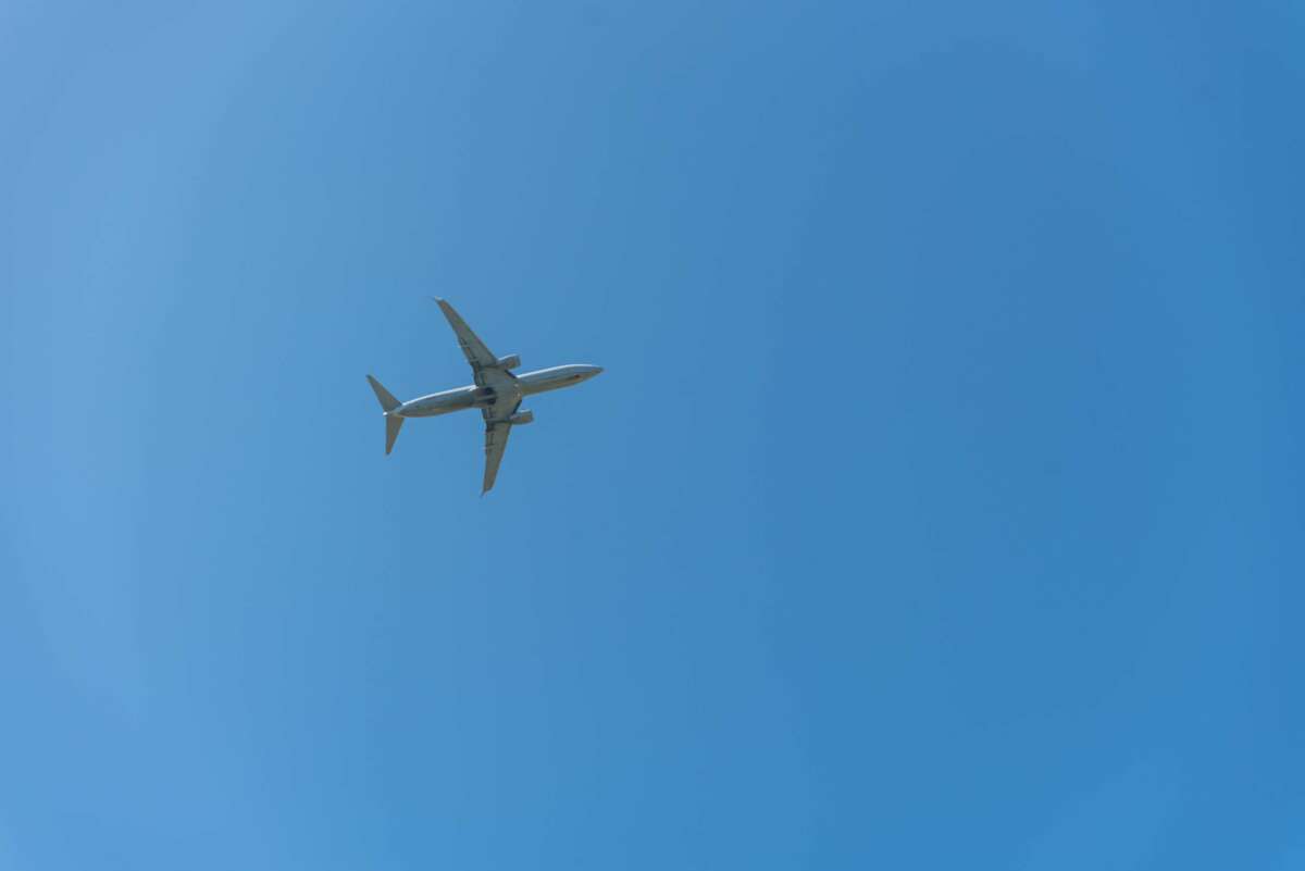 Un avión surca los cielos. aerolínea. Foto: Freepik.