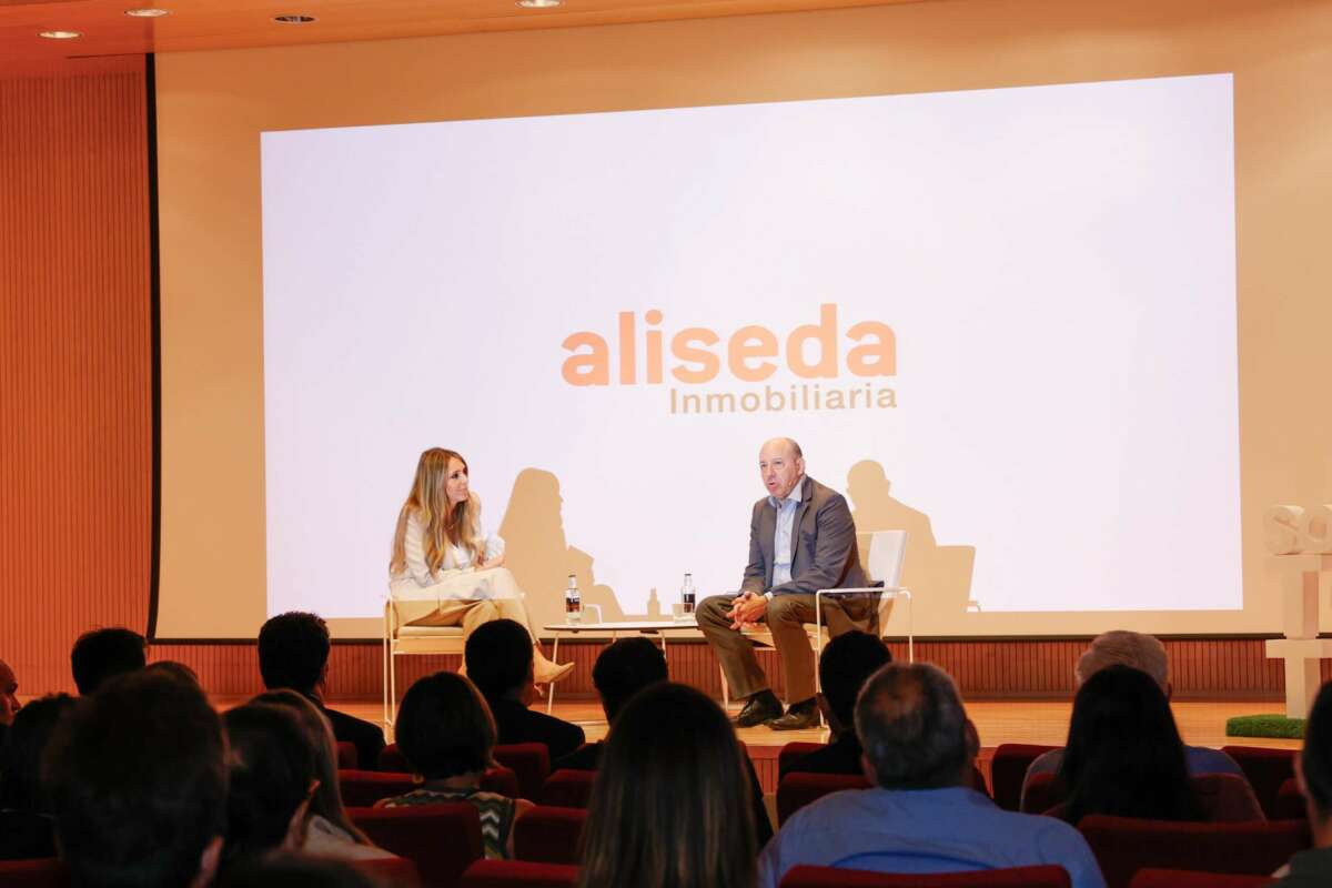 El economista Gonzalo Bernardos y la periodista Beatriz Solano. Foto: Aliseda.
