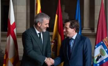 El alcalde de Barcelona, Jaume Collboni, y el alcalde de Madrid, José Luis Martínez-Almeida, en la reunión en el Ayuntamiento de Barcelona. Foto: David Zorrakino / Europa Press