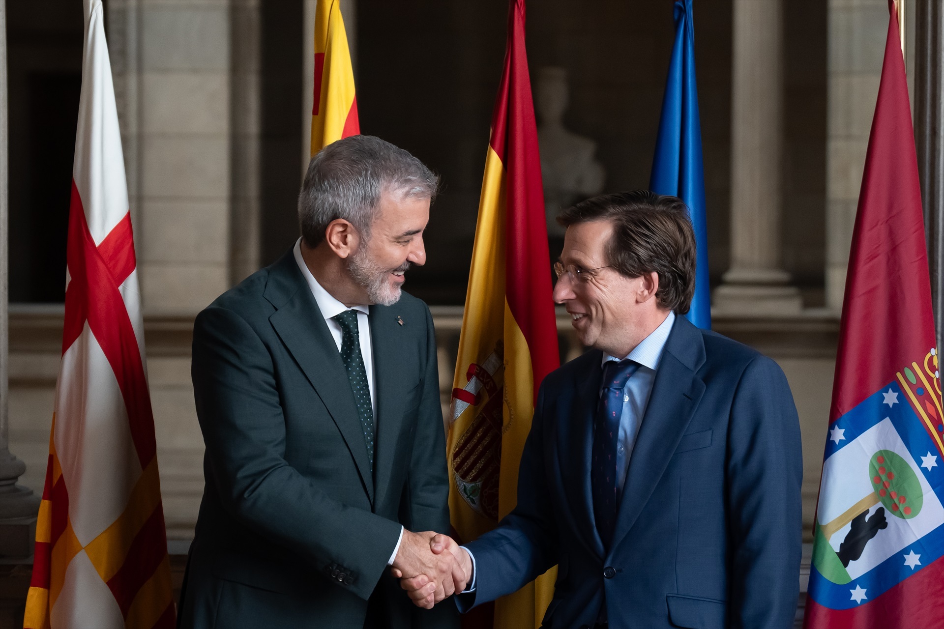 El alcalde de Barcelona, Jaume Collboni, y el alcalde de Madrid, José Luis Martínez-Almeida, en la reunión en el Ayuntamiento de Barcelona. Foto: David Zorrakino / Europa Press