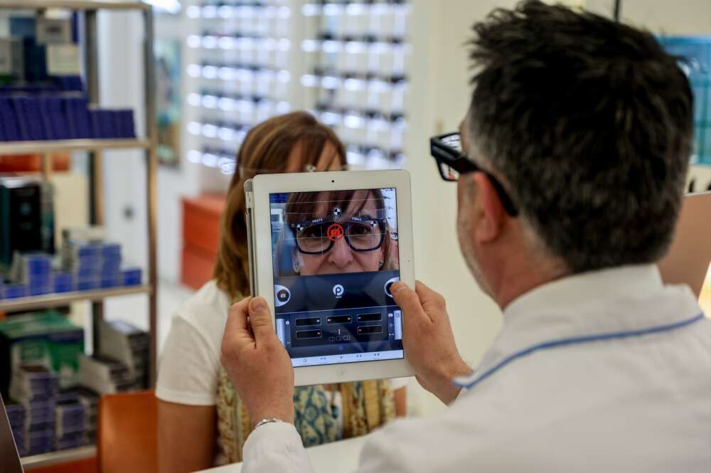 Las gafas y lentillas formarán parte de las prestaciones que cubre la Seguridad Social en 2025.ayuda. Foto: Ricardo Rubio / Europa Press