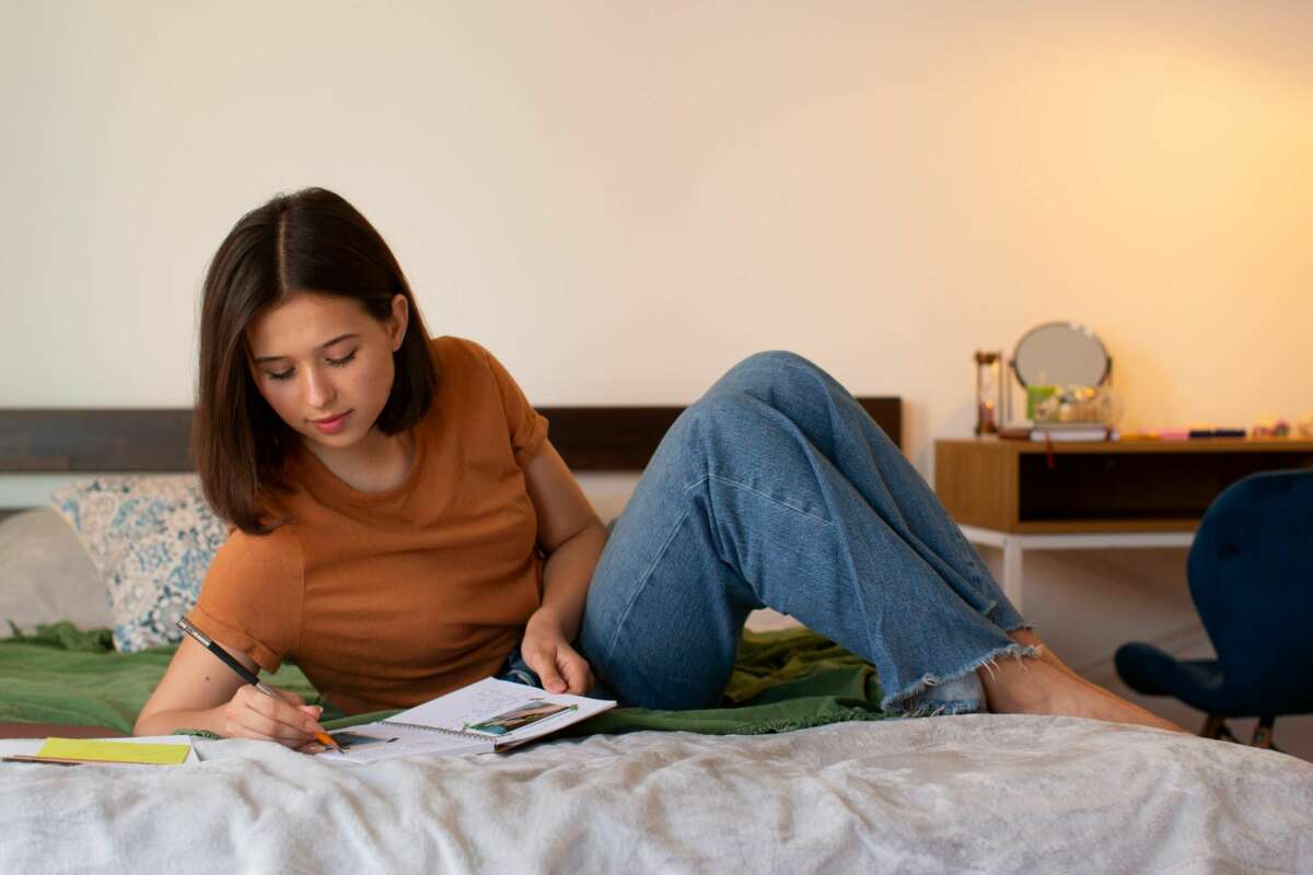 Una mujer compara varias tarifas de energía. Foto: Freepik.