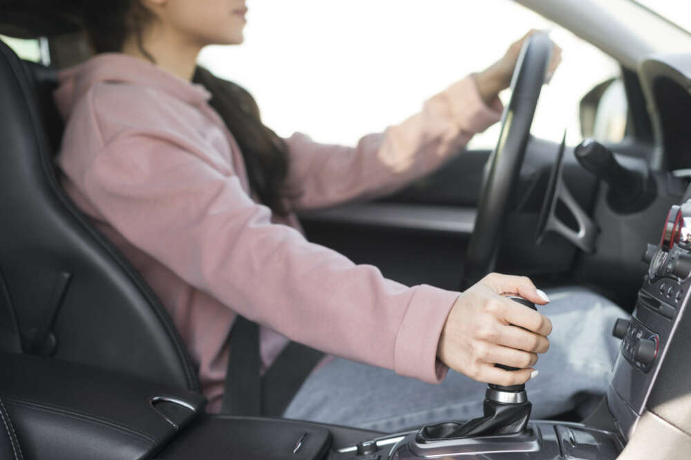 Una mujer conduce un coche. Foto: Freepik.