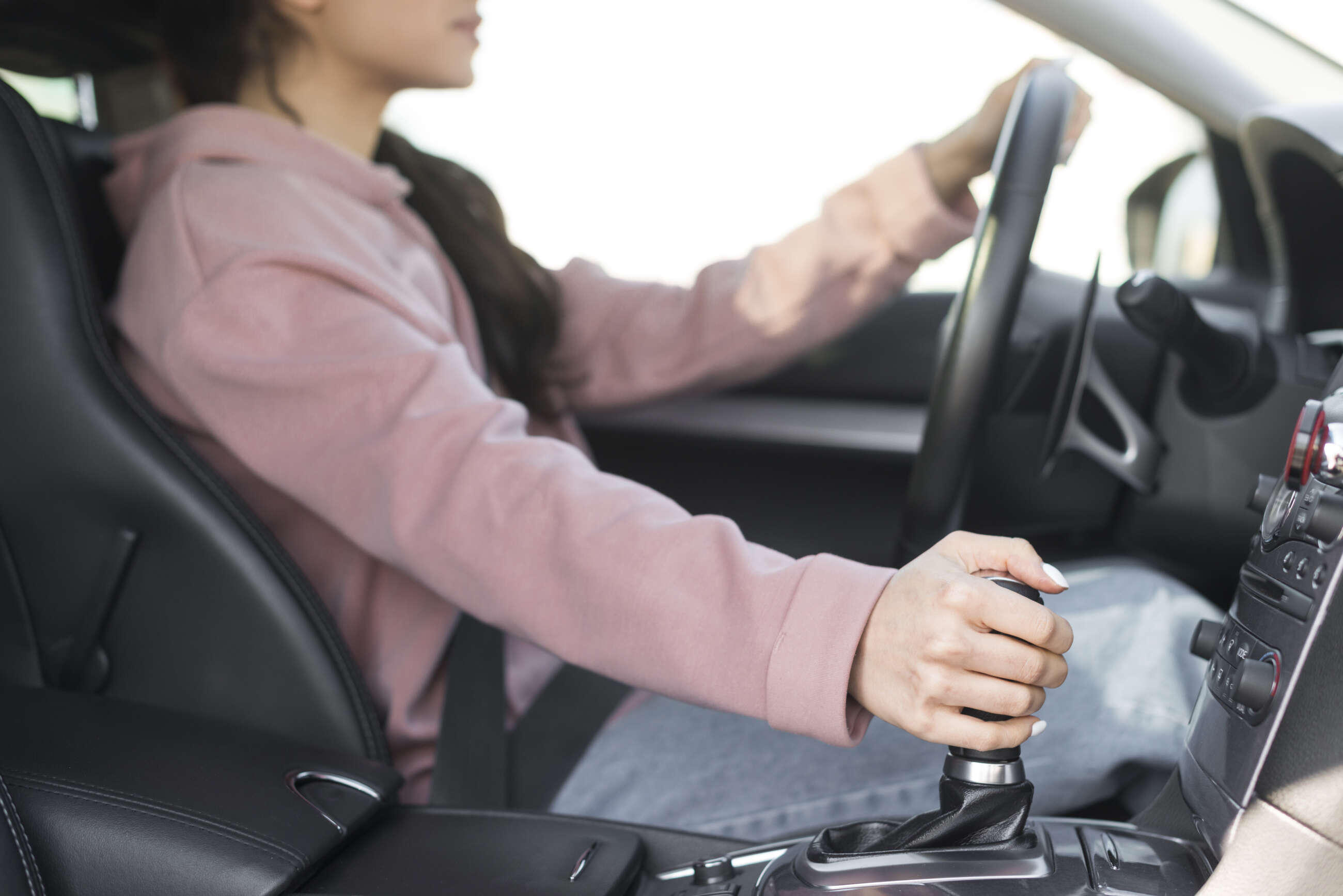 Una mujer conduce un coche. Foto: Freepik.