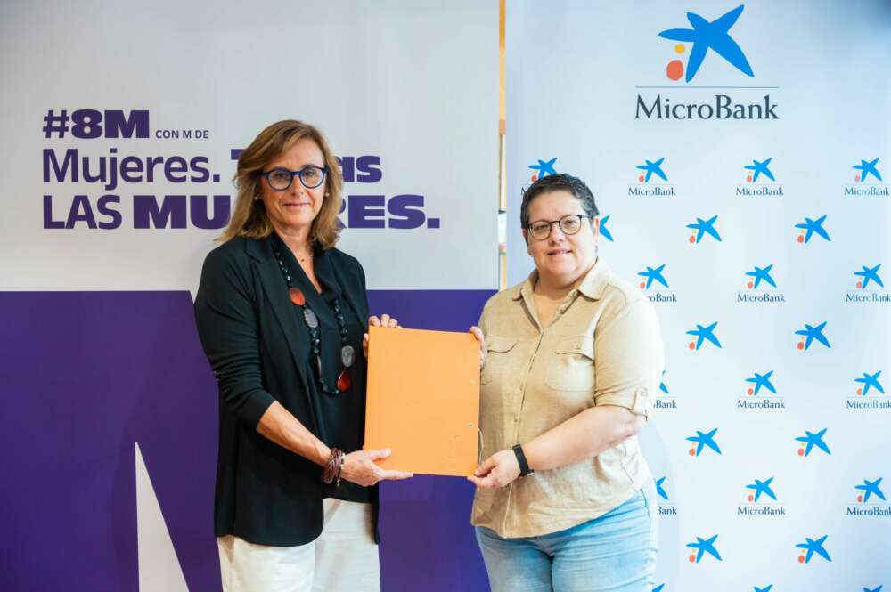 Cristina González Viu, directora general de MicroBank, e Isabel García, directora del Instituto de las Mujeres. Foto: Caixabank