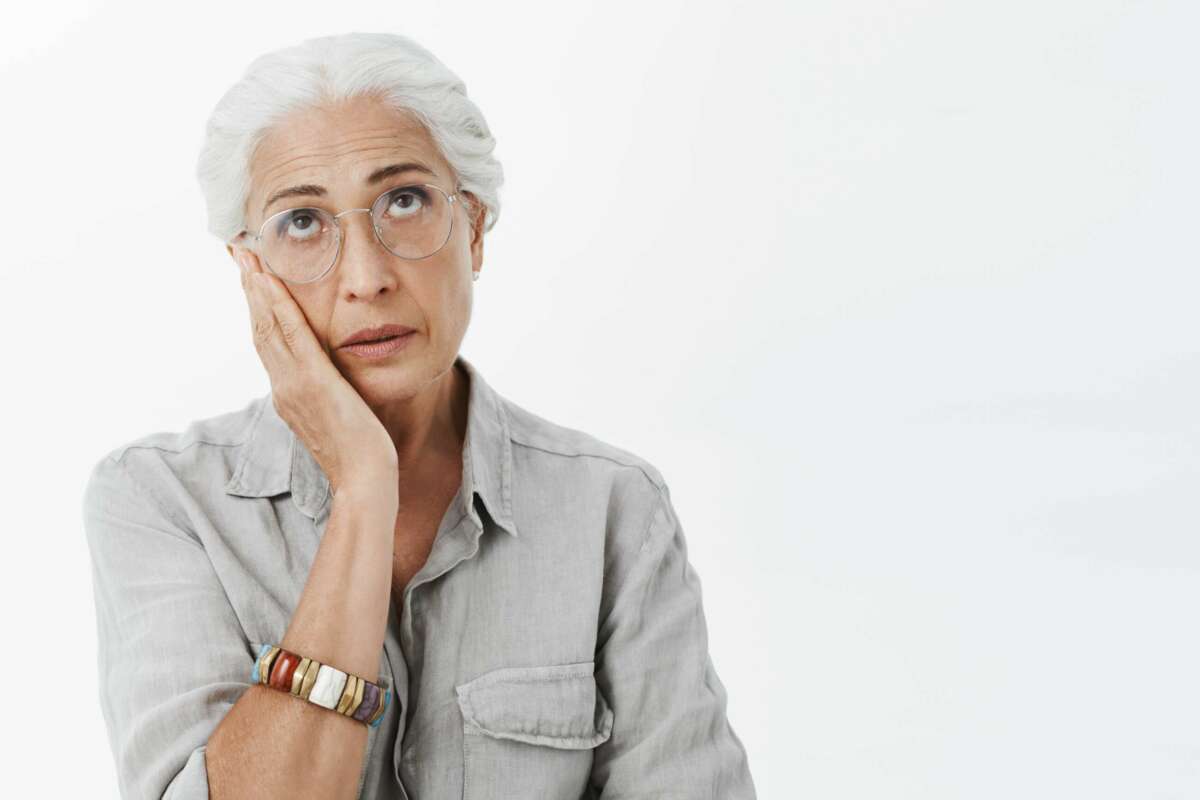 Una mujer piensa en la jubilación. pensiones. Foto: Freepik.