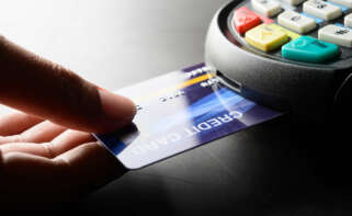 Una tarjeta de crédito en un datáfono.