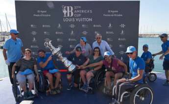 Grant Dalton junto a los regatistas de vela adaptada en L’Escala | Foto de Jan Latussek