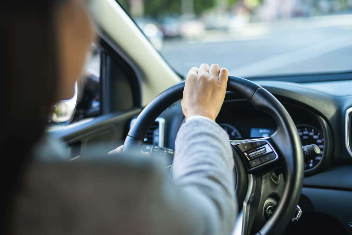 Una mujer conduce su vehículo por la carretera. DGT. Foto: Freepik