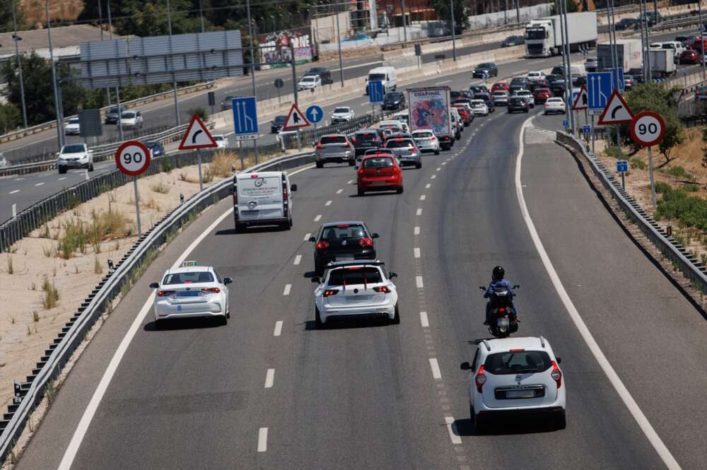 Varios vehículos en la autovía A3, a 24 de julio de 2024, en Madrid (España). Con motivo de la celebración de la festividad de Santiago, mañana 25 de julio, en las comunidades de Cantabria, Galicia, Madrid, Navarra y País Vasco y la proximidad del fin de semana, la Dirección General de Tráfico establece un dispositivo especial para dar seguridad y fluidez a los casi 7,5 millones de desplazamientos de largo recorrido previstos por carretera. El dispositivo comienza a las 15:00 horas de hoy y finaliza a la medianoche del domingo 28 de julio. 24 JULIO 2024;PIXELADA Alejandro Martínez Vélez / Europa Press 24/7/2024