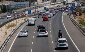 Varios vehículos en la autovía A3, a 24 de julio de 2024, en Madrid (España). Con motivo de la celebración de la festividad de Santiago, mañana 25 de julio, en las comunidades de Cantabria, Galicia, Madrid, Navarra y País Vasco y la proximidad del fin de semana, la Dirección General de Tráfico establece un dispositivo especial para dar seguridad y fluidez a los casi 7,5 millones de desplazamientos de largo recorrido previstos por carretera. El dispositivo comienza a las 15:00 horas de hoy y finaliza a la medianoche del domingo 28 de julio. 24 JULIO 2024;PIXELADA Alejandro Martínez Vélez / Europa Press 24/7/2024