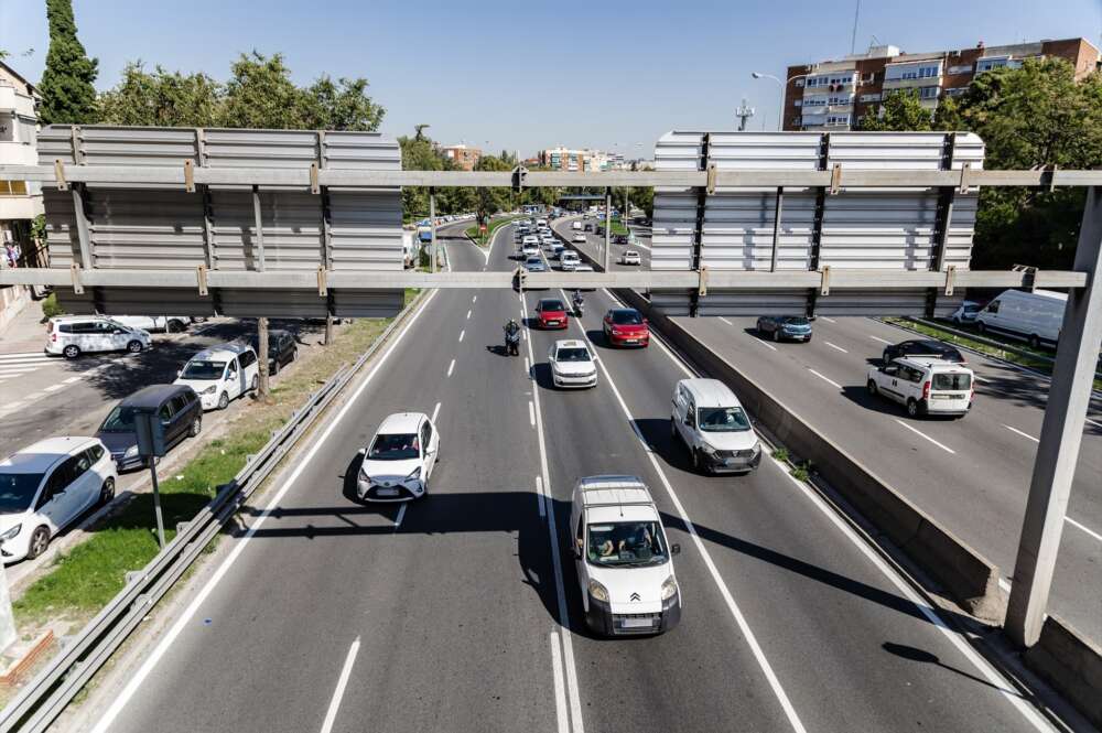 Tráfico en el Paseo de Santa María de la Cabeza, en el inicio del Puente del Pilar, a 11 de octubre de 2023, en Madrid (España). La Dirección General de Tráfico (DGT) prevé 7.450.000 desplazamientos de largo recorrido durante los próximos cinco días del Puente del Pilar 2023, y pone en marcha el operativo especial desde este miércoles a las 15:00 horas y hasta la medianoche del próximo domingo 15. El operativo cuenta con medios humanos, así como con medios materiales como radares fijos, helicópteros o drones. Uno de los puntos que concentra más tráfico es a primera hora de la tarde de hoy. 11 OCTUBRE 2023;MADRID;DGT;DESPLAZAMIENTOS;PUENTE DEL PILAR;PIXELADA Carlos Luján / Europa Press (Foto de ARCHIVO) 11/10/2023