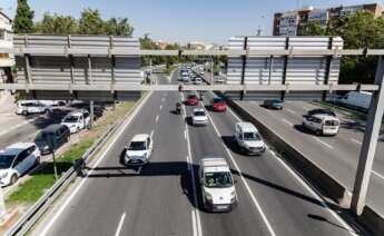 Tráfico en el Paseo de Santa María de la Cabeza, en el inicio del Puente del Pilar, a 11 de octubre de 2023, en Madrid (España). La Dirección General de Tráfico (DGT) prevé 7.450.000 desplazamientos de largo recorrido durante los próximos cinco días del Puente del Pilar 2023, y pone en marcha el operativo especial desde este miércoles a las 15:00 horas y hasta la medianoche del próximo domingo 15. El operativo cuenta con medios humanos, así como con medios materiales como radares fijos, helicópteros o drones. Uno de los puntos que concentra más tráfico es a primera hora de la tarde de hoy. 11 OCTUBRE 2023;MADRID;DGT;DESPLAZAMIENTOS;PUENTE DEL PILAR;PIXELADA Carlos Luján / Europa Press (Foto de ARCHIVO) 11/10/2023