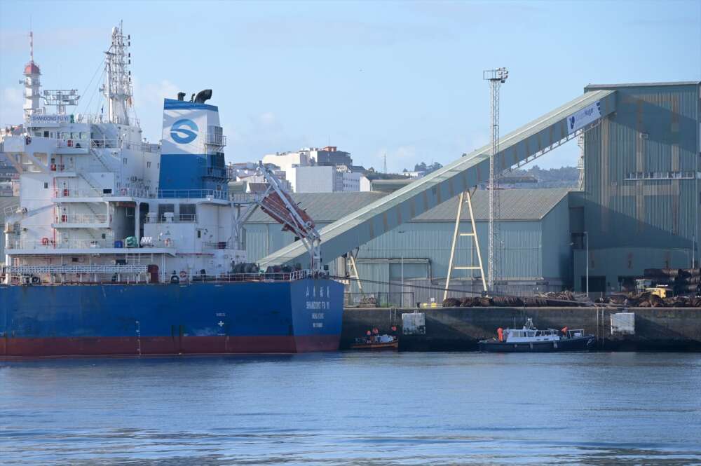 Un buque mercante atracado en el puerto de A Coruña.