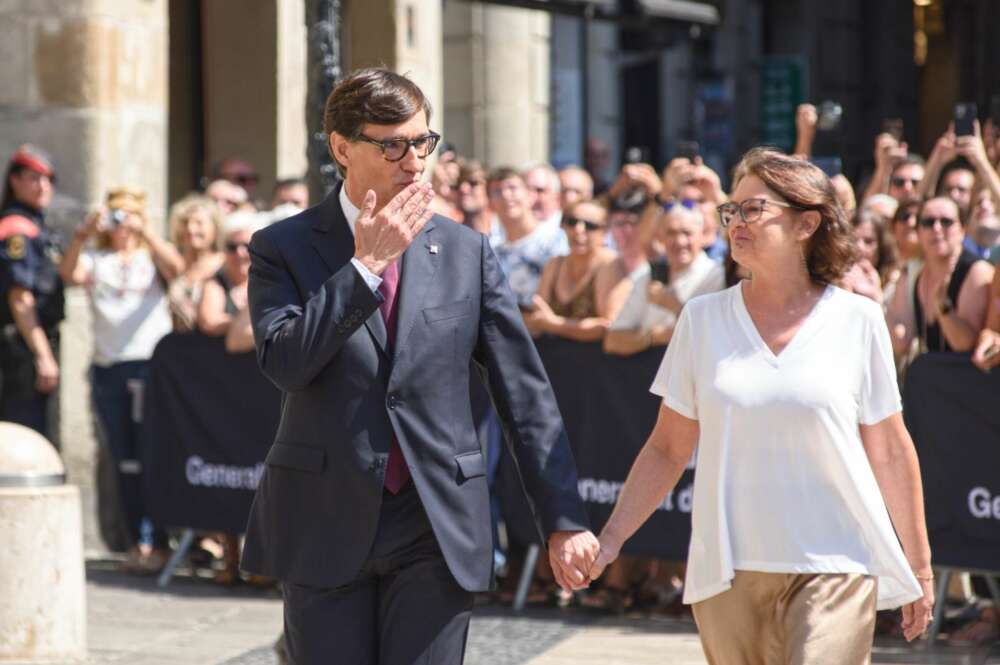 El nuevo president de la Generalitat de Cataluña, Salvador Illa y su mujer, Marta Estruch, a su llegada a la toma de posesión como president de la Generalitat, en la plaza de Sant Jaume, a 10 de agosto de 2024, en Barcelona, Catalunya (España). El primer secretario del PSC, Salvador Illa, fue investido el pasado 8 de agosto, presidente de la Generalitat con los votos de los 42 diputados de su grupo parlamentario (PSC-Units), los 20 de ERC y los 6 de los Comuns, que suman los 68 escaños que representan la mayoría absoluta. Ayer, 9 de agosto, se reunieron él y el presidente saliente, Pere Aragonès, para realizar el traspaso institucional de funciones. 10 AGOSTO 2024;INVESTIDURA;ILLA;TOMA DE POSESIÓN;CATALUÑA;BARCELONA;PSC;PSOE;MINISTROS Alberto Paredes / Europa Press 10/8/2024