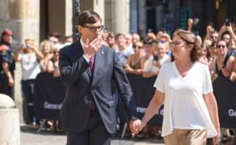 El nuevo president de la Generalitat de Cataluña, Salvador Illa y su mujer, Marta Estruch, a su llegada a la toma de posesión como president de la Generalitat, en la plaza de Sant Jaume, a 10 de agosto de 2024, en Barcelona, Catalunya (España). El primer secretario del PSC, Salvador Illa, fue investido el pasado 8 de agosto, presidente de la Generalitat con los votos de los 42 diputados de su grupo parlamentario (PSC-Units), los 20 de ERC y los 6 de los Comuns, que suman los 68 escaños que representan la mayoría absoluta. Ayer, 9 de agosto, se reunieron él y el presidente saliente, Pere Aragonès, para realizar el traspaso institucional de funciones. 10 AGOSTO 2024;INVESTIDURA;ILLA;TOMA DE POSESIÓN;CATALUÑA;BARCELONA;PSC;PSOE;MINISTROS Alberto Paredes / Europa Press 10/8/2024