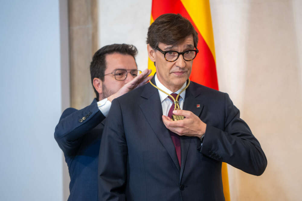 El expresident de la Generalitat, Pere Aragonès y el nuevo president de la Generalitat de Cataluña, Salvador Illa. Foto: Lorena Sopêna / Europa Press.