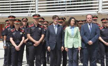 El comisario jefe de los Mossos d'Esquadra Eduard Sallent (4d); el presidente de la Generalitat, Salvador Illa (3d), y la portavoz del PSC, Núria Parlon (2d), posan una visita al Complex Central de Mossos d'Esquadra, a 14 de agosto de 2024, en Barcelona, Catalunya (España). Salvador Illa ha realizado su primera visita oficial al complejo central de los Mossos d'Esquadra en Sabadell junto a la nueva consellera de Interior, Núria Parlón. Ambos se han desplazado hasta el cuartel general del cuerpo autonómico para mostrarles su apoyo tras estar en el centro de la polémica por la fuga del líder de Junts, Carles Puigdemont. 14 AGOSTO 2024;BARCELONA;CATALUNYA;MOSSOS D ESQUADRA;COMPLEJO CENTRAL CUERPO MOSSOS D ESQUADRA Alberto Paredes / Europa Press 14/8/2024