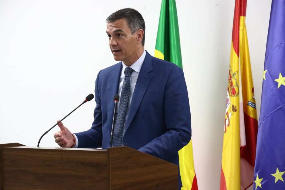 El presidente del Gobierno, Pedro Sánchez, interviene durante la presentación de la Alianza África Avanza, en la sede del Instituto Cervantes, a 28 de agosto de 2024, en Dakar (Senegal). Sánchez ha defendido este miércoles, 28 de agosto, desde Dakar (Senegal) que la expulsión de migrantes irregulares traslada un "mensaje desincentivador, nítido y claro y contundente a las mafias y a quienes se ponen en sus manos", a la vez que ha asegurado que la seguridad es "una prioridad máxima". El jefe del Ejecutivo también ha reiterado su defensa de la migración circular, un esfuerzo compartido, según ha dicho, entre empresas y administraciones públicas que sirve para generar oportunidades laborales. Pool Moncloa/Jorge Villar 29/8/2024