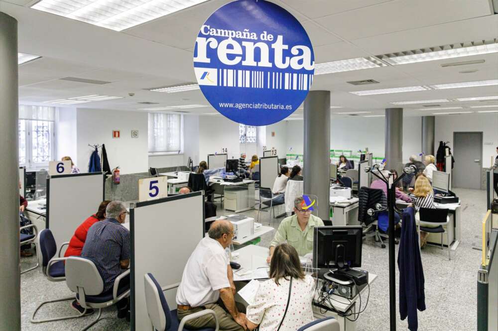 Varias personas son atendidas en la Agencia Tributaria para presentar la declaración de la renta en Hacienda. Foto: Carlos Luján / Europa Press