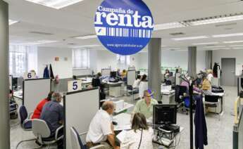 Varias personas son atendidas en la Agencia Tributaria para presentar la declaración de la renta en Hacienda. Foto: Carlos Luján / Europa Press