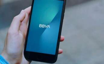 Un usuario utiliza la aplicación de BBVA. Foto: BBVA