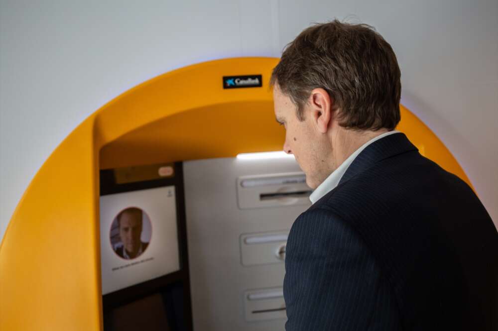 Un hombre utiliza en un cajero de CaixaBank. Foto: David Zorraquino / Europa Press