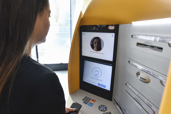 Una mujer utiliza un cajero automático. Foto: Caixabank,