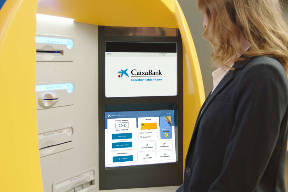 Una mujer utiliza un cajero automático de Caixabank. Foto: Caixabank.