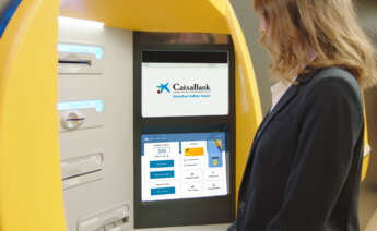 Una mujer utiliza un cajero automático de Caixabank. Foto: Caixabank.