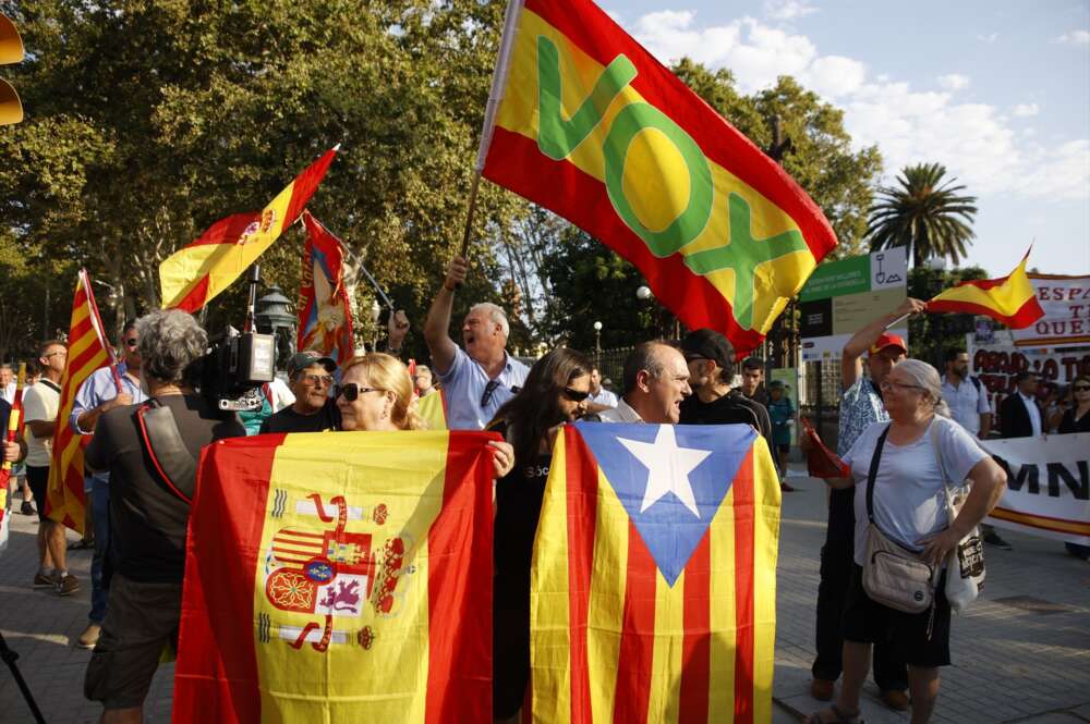 La concentración de VOX en rechazo a la llegada de Puigdemont, en el Parc de la Ciutadella. Foto: Kike Rincón / Europa Press