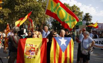 La concentración de VOX en rechazo a la llegada de Puigdemont, en el Parc de la Ciutadella. Foto: Kike Rincón / Europa Press